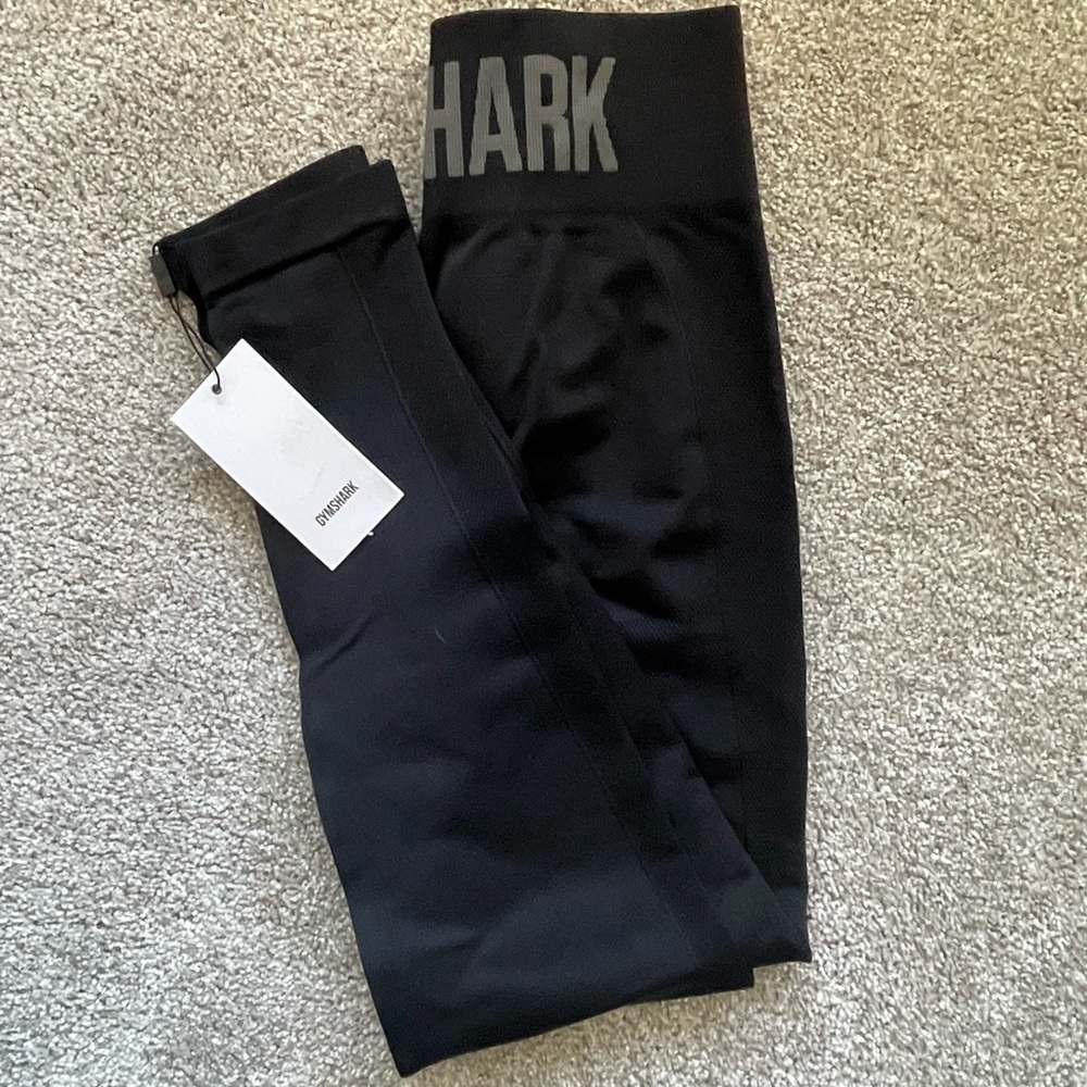Medium gymshark leggings. Fit more like a small.